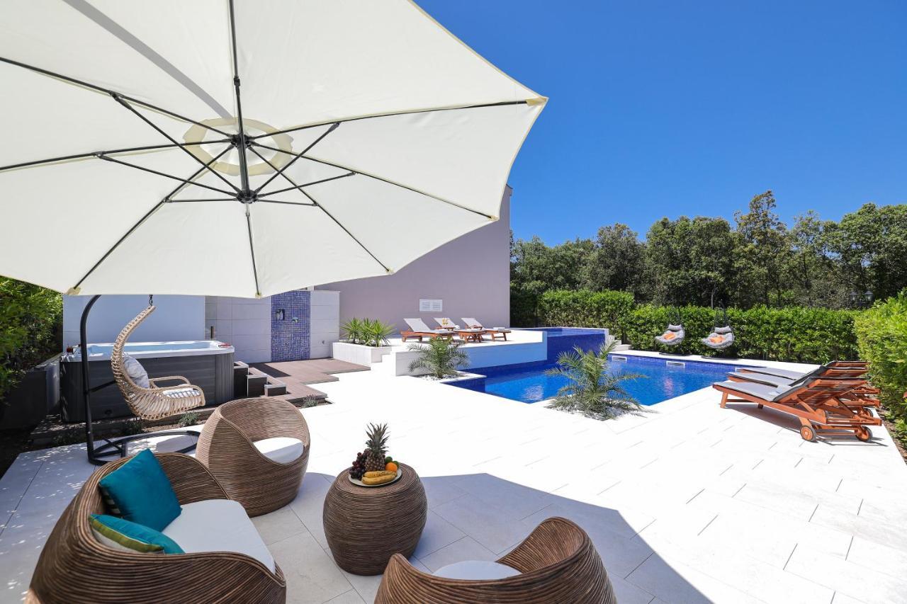 Villa Pino With Pool, Sauna & Jacuzzi Петркане Екстериор снимка