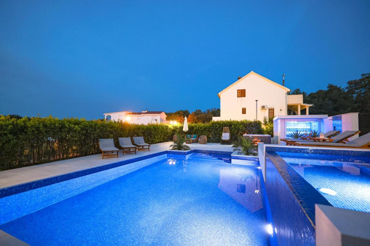 Villa Pino With Pool, Sauna & Jacuzzi Петркане Екстериор снимка