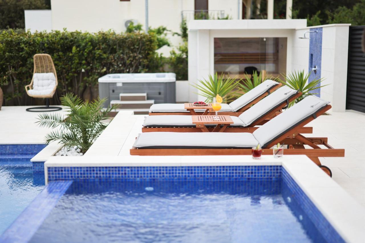Villa Pino With Pool, Sauna & Jacuzzi Петркане Екстериор снимка