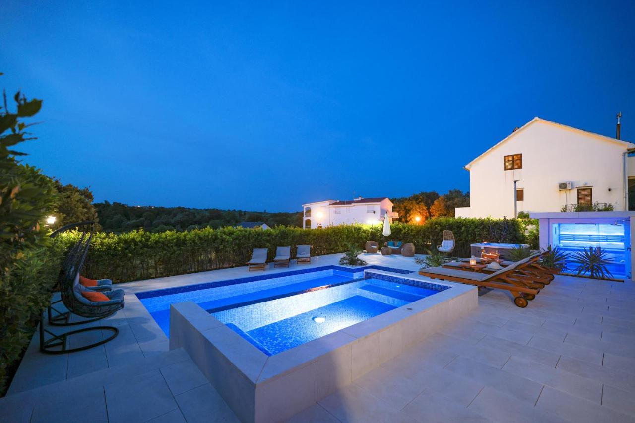 Villa Pino With Pool, Sauna & Jacuzzi Петркане Екстериор снимка