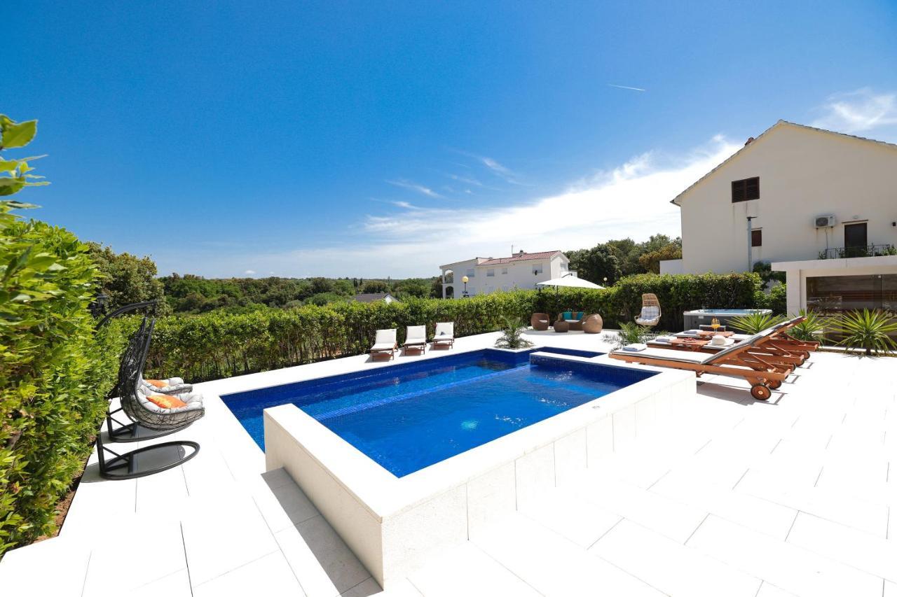 Villa Pino With Pool, Sauna & Jacuzzi Петркане Екстериор снимка