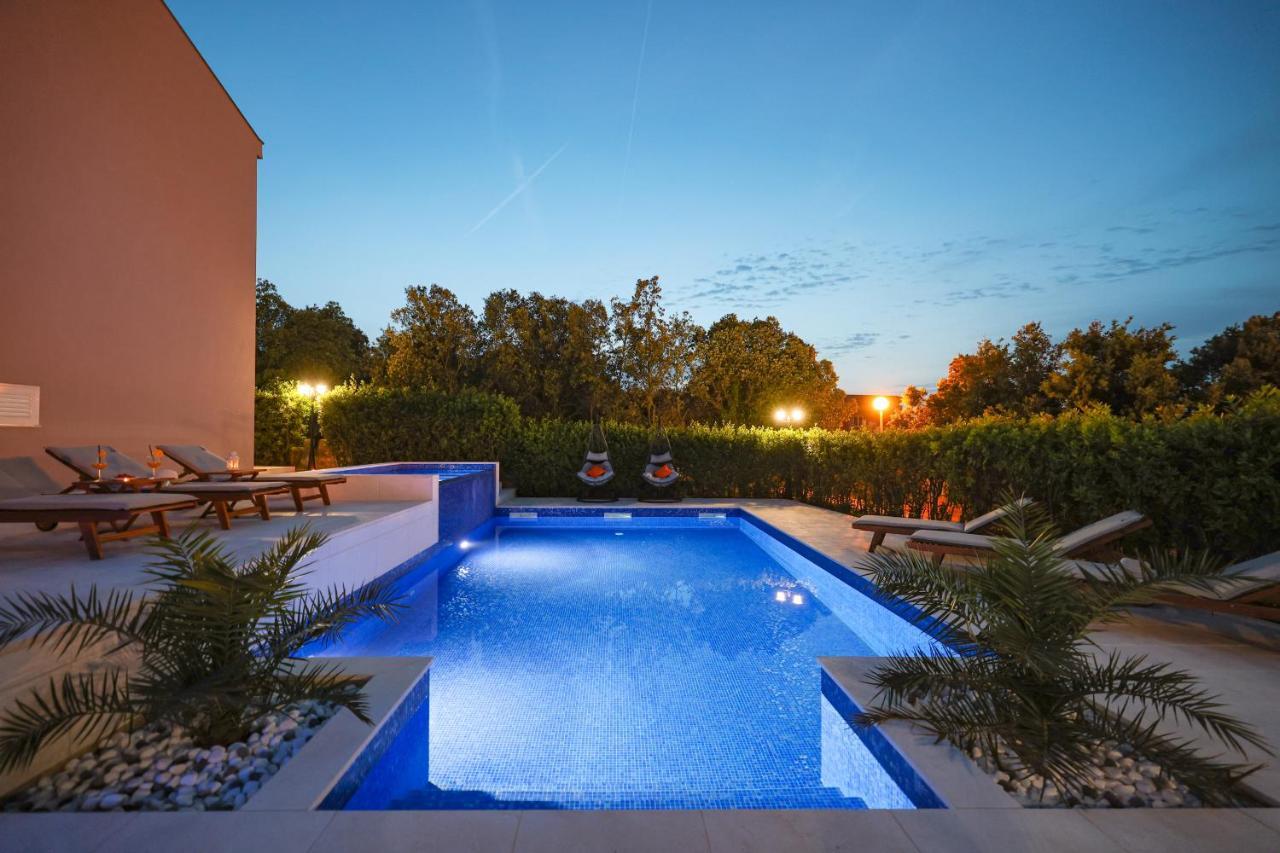 Villa Pino With Pool, Sauna & Jacuzzi Петркане Екстериор снимка