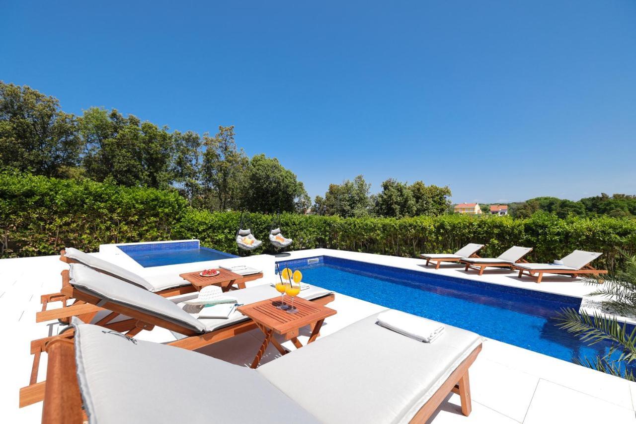 Villa Pino With Pool, Sauna & Jacuzzi Петркане Екстериор снимка