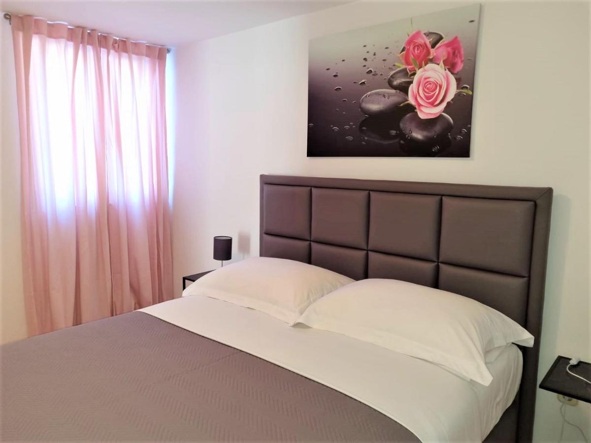 Villa Pino With Pool, Sauna & Jacuzzi Петркане Екстериор снимка